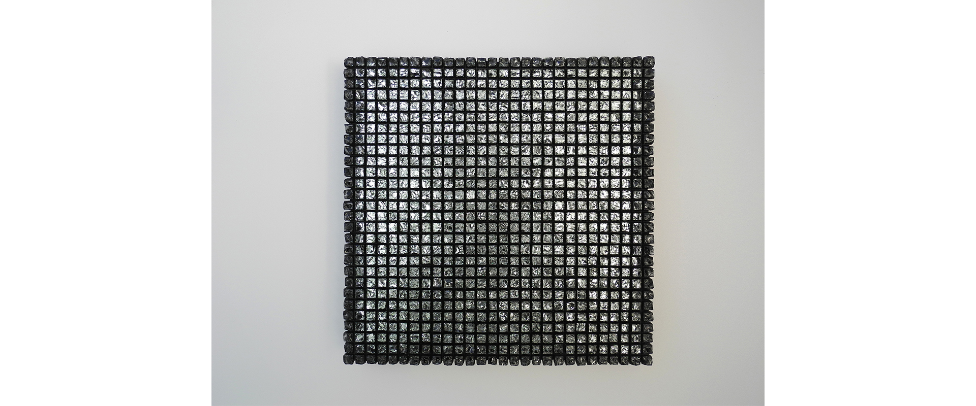 schwarz ist schön III – 2021, Verbundglasblock gesägt, gebrochen, bemalt und verspiegelt, 28 x 28 x 6,5 cm