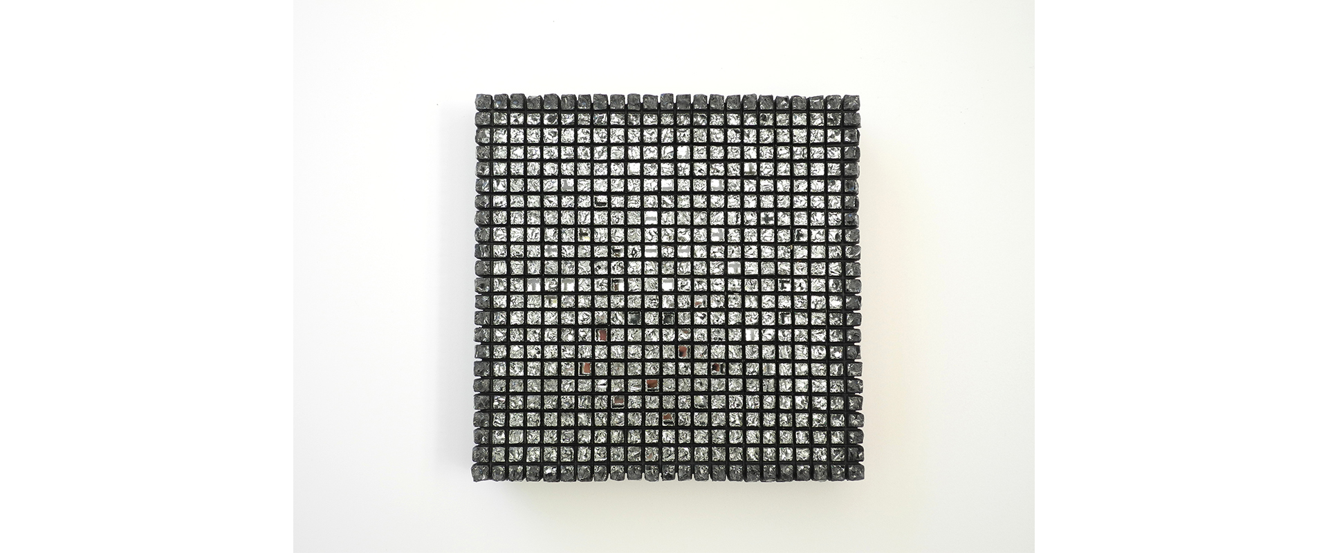 schwarz ist schön II – 2021, Verbundglasblock gesägt, gebrochen, bemalt und verspiegelt, 23 x 23 x 6,5 cm