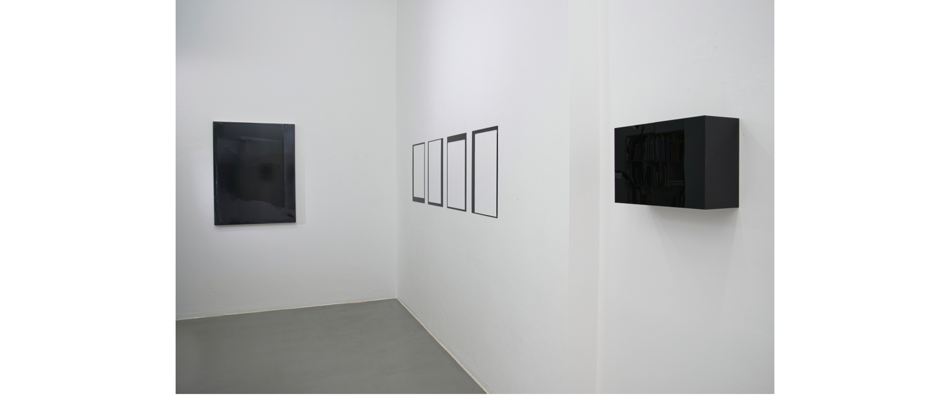 Ausstellungsansicht "Black is beautiful", Galerie Renate Bender 2021, Photo: Gary Thurner