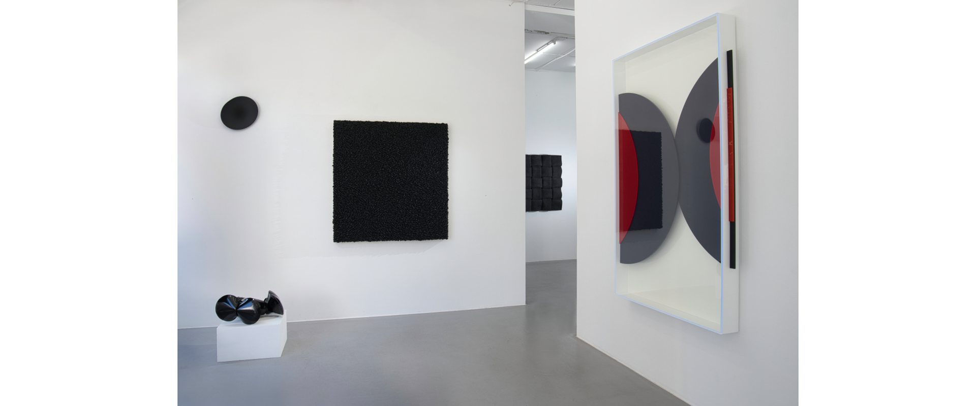 Ausstellungsansicht "Black is beautiful", Galerie Renate Bender 2021, Photo: Gary Thurner