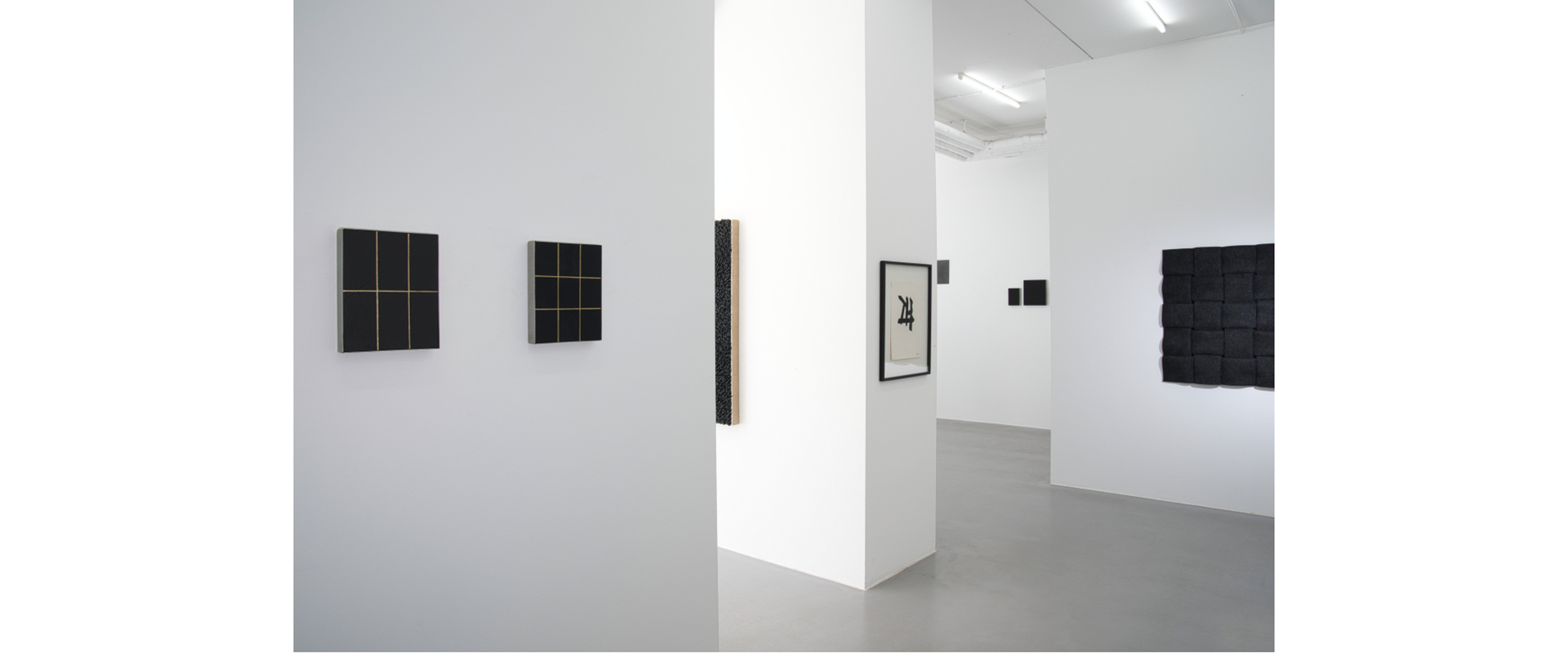 Ausstellungsansicht "Black is beautiful", Galerie Renate Bender 2021, Photo: Gary Thurner