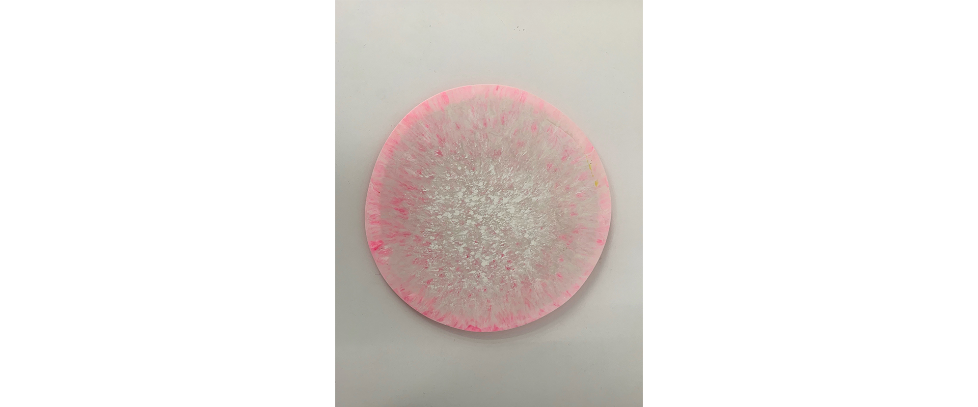 Dot (pink-weiß) - 2016, Harz, Pigmente, D. 21 cm