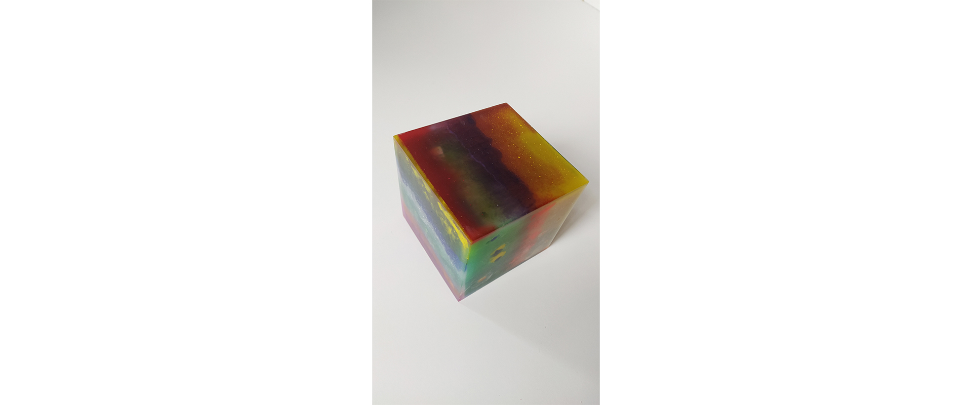 color cube #12 - 2021, Harz, Pigmente, 15 x 15 x 15 cm