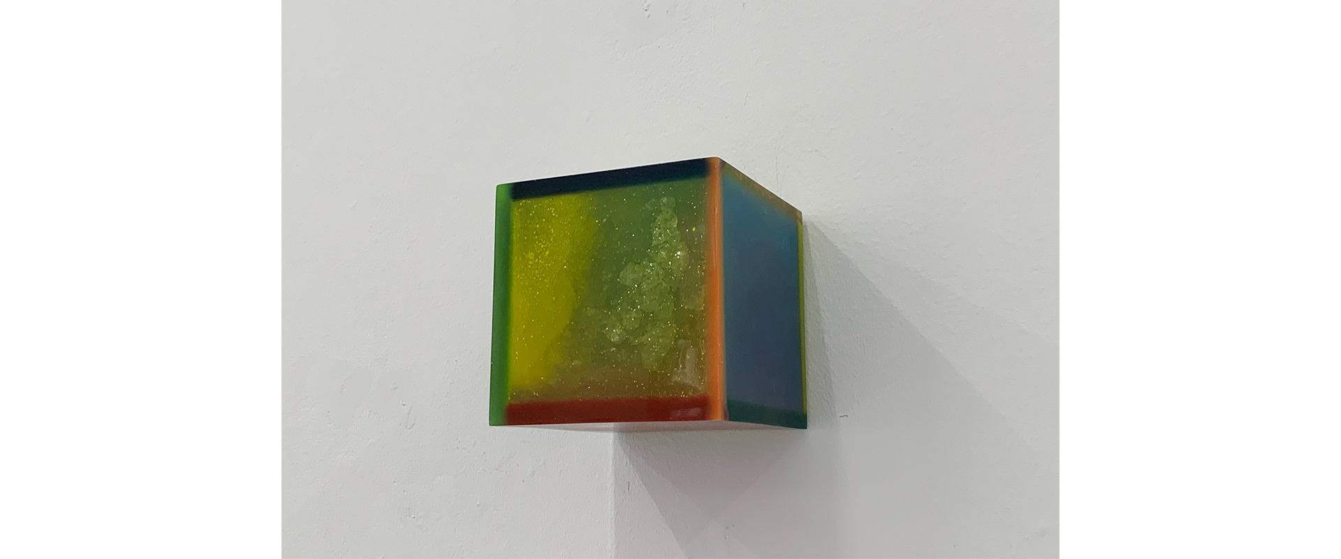color cube #13 - 2021, Harz, Pigmente, 15 x 15 x 15 cm