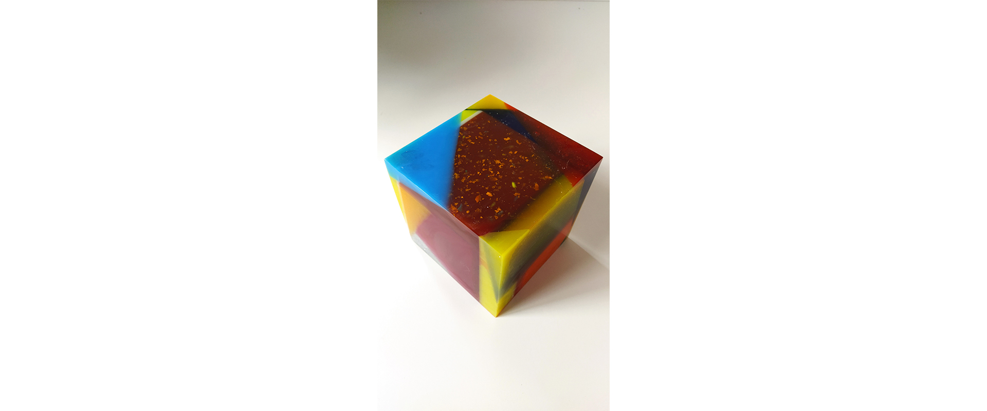 Harald Pompl, color cube #15 - 2021, Harz, Pigmente, 20 x 20 x 20 cm