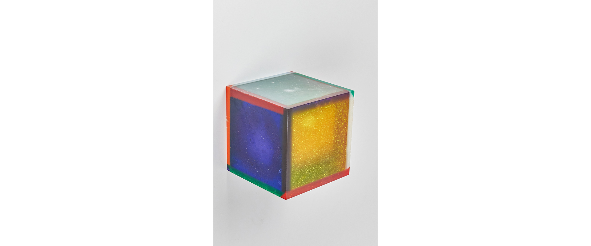 color cube #10 - 2021, Harz, Pigmente, 15 x 15 x 15 cm