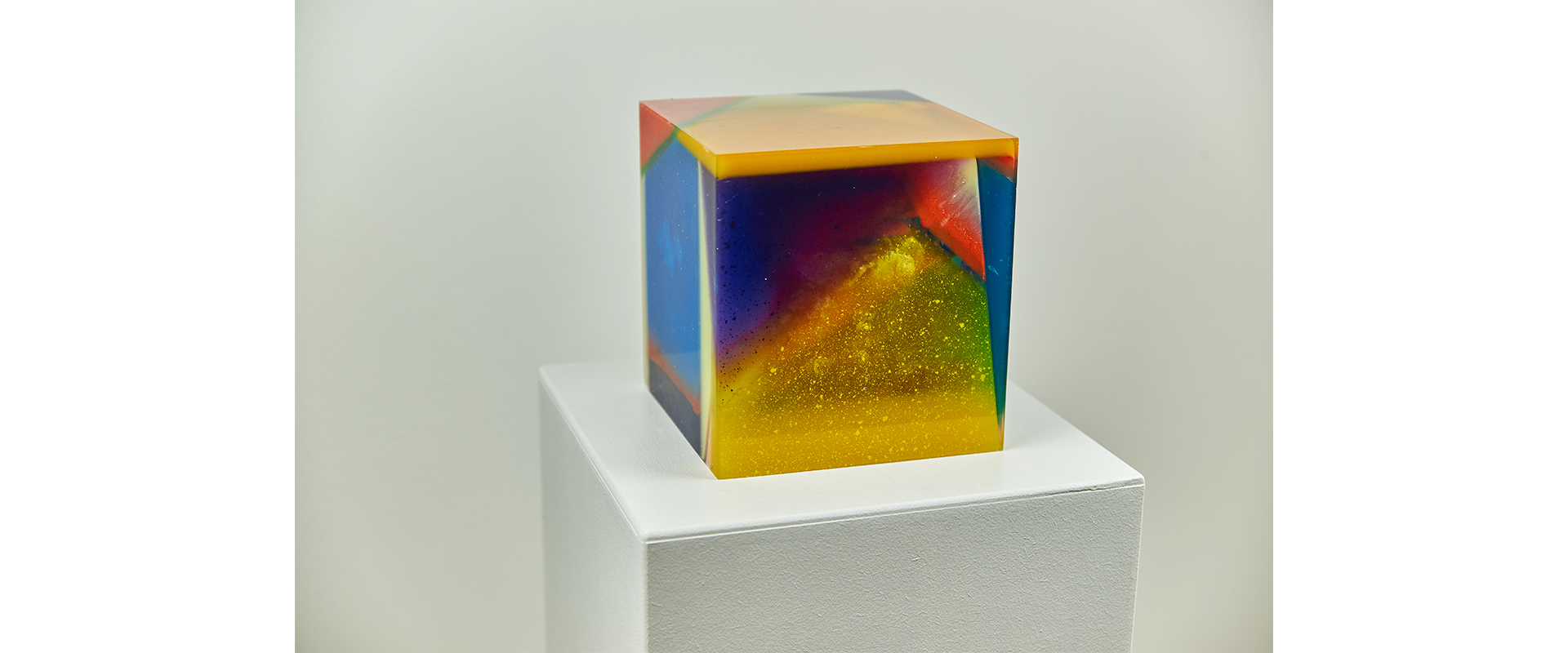 Harald Pompl, color cube #7 - 2021, Harz, Pigmente, 18 x 18 x 18 cm