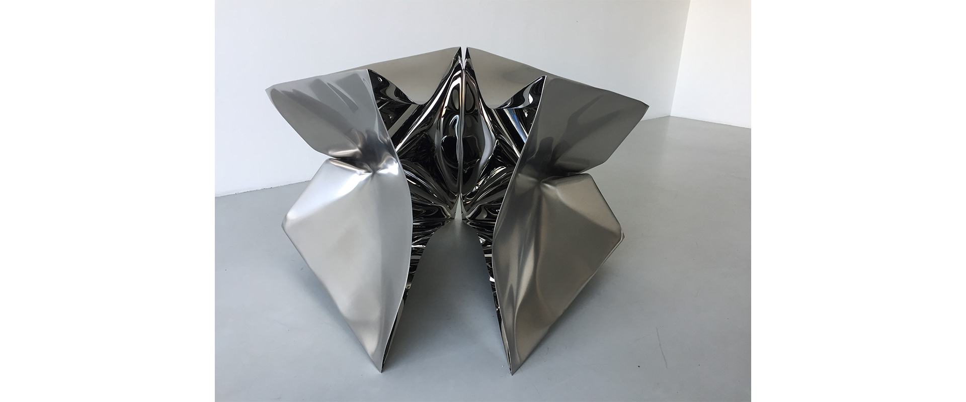 Ewerdt Hilgemann, "cracked cube" – 2020, Edelstahl, 75 x 128 x 97 cm