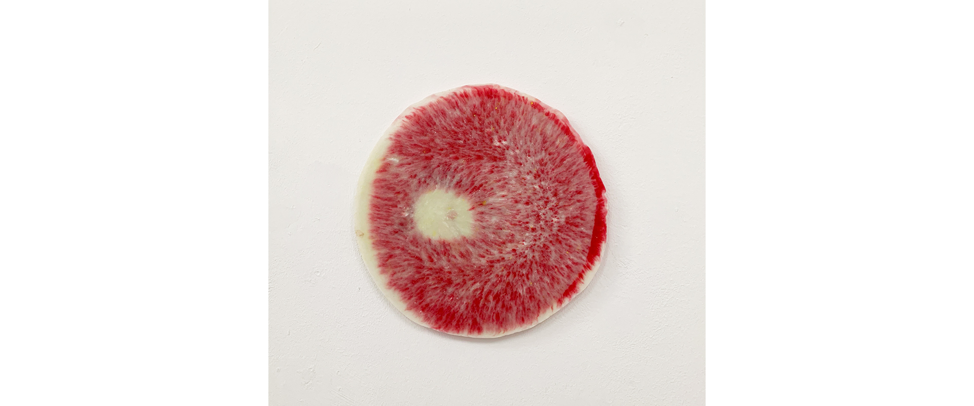 Harald Pompl, Dot (rot) - 2013, Harz, Pigmente, D. 28 cm