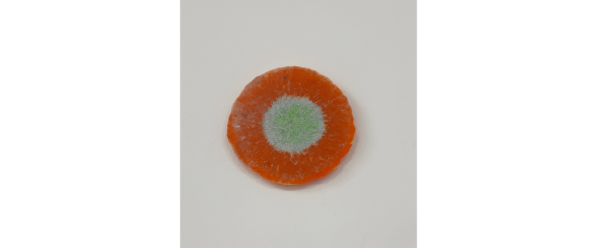 Harald Pompl, Dot (orange-grün) - 2018, Harz, Pigmente, D. 16 cm