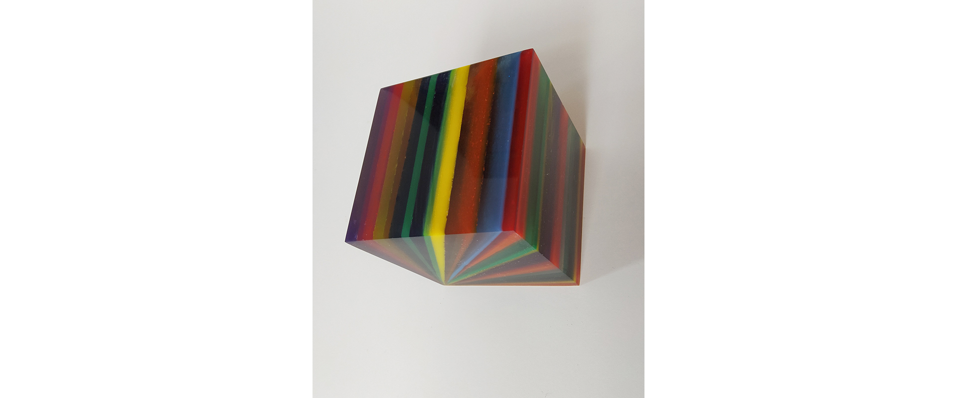 Harald Pompl, color cube #17 (Fächer) - 2021, Harz, Pigmente, 15 x 15 x 15 cm