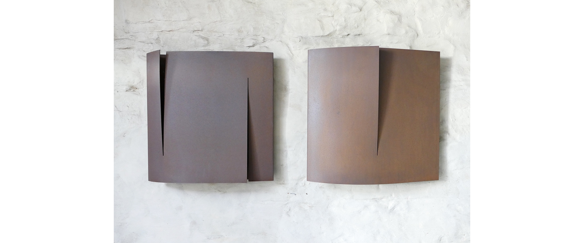 Flächenspannung (links + rechts) – 2008, Cortenstahl, 75 x 74 x 16 cm (links), 75 x 78 x 16 cm (rechts), je ca. 52 kg