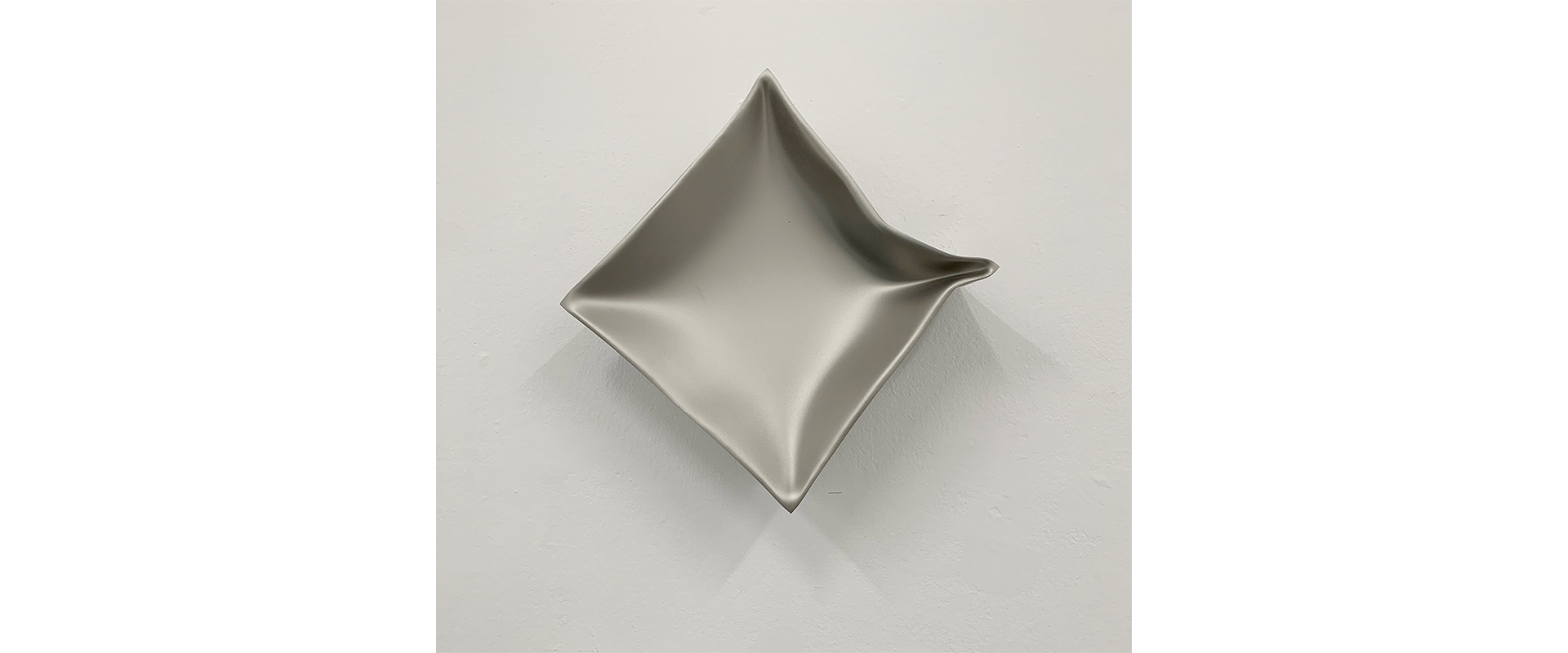 half cube #200144 – 2020, Edelstahl, mattiert, 28 x 28 x 13 cm 