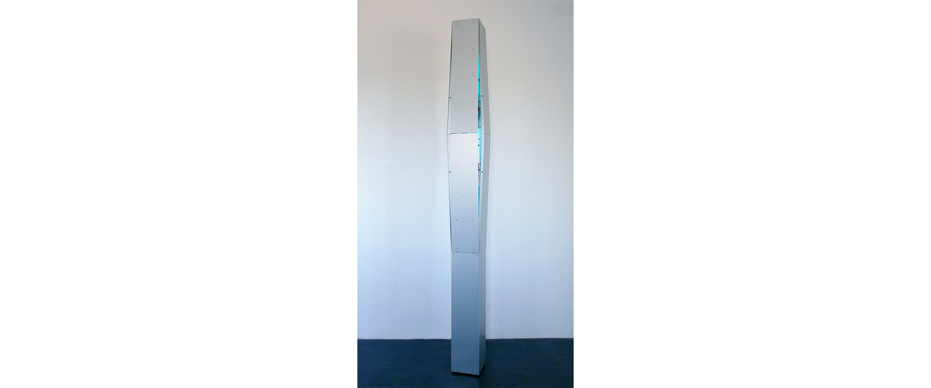 "I 2014" – 2014, Aluminium eloxiert, Neonsystem Blauentladung, 1 E-Motor 2 U/min, 199 x 16 bis 20 x 16 bis 20 cm