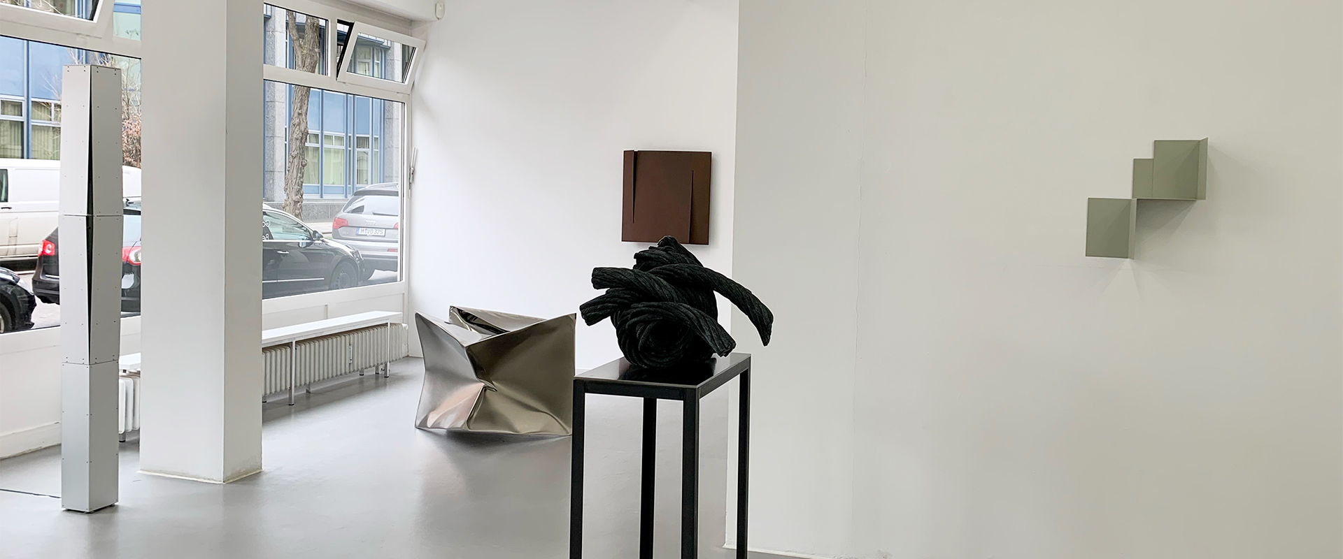 Ausstellungsansicht "Schwere Jungs – Skulpturen und Wandobjekte", Galerie Renate Bender 2022