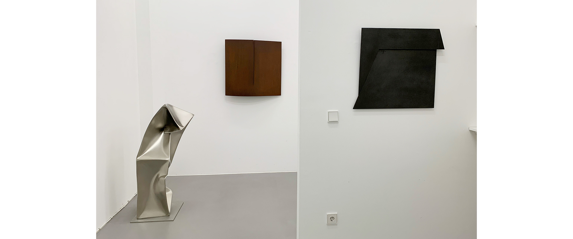 Ausstellungsansicht "Schwere Jungs – Skulpturen und Wandobjekte", Galerie Renate Bender 2022