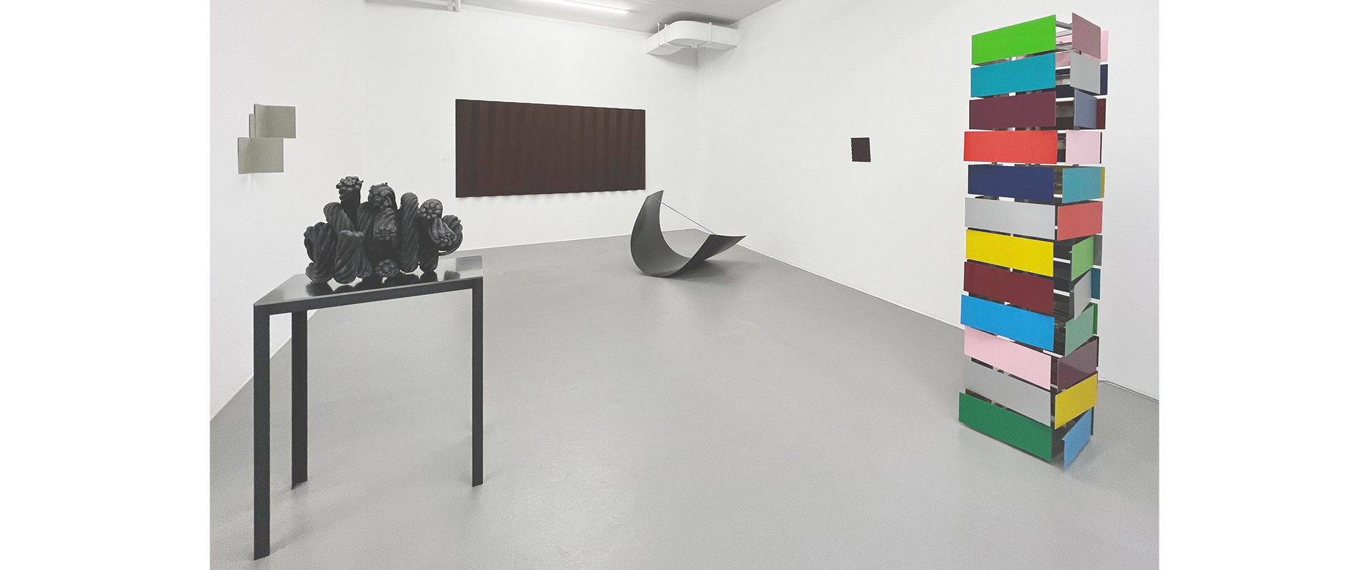 Ausstellungsansicht "Schwere Jungs – Skulpturen und Wandobjekte", Galerie Renate Bender 2022, Photo: Heiner Thiel