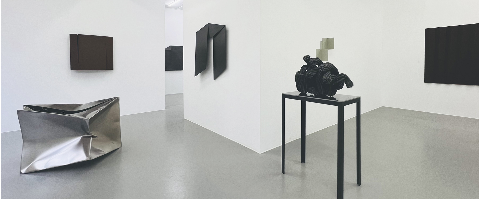 Ausstellungsansicht "Schwere Jungs – Skulpturen und Wandobjekte", Galerie Renate Bender 2022, Photo: Heiner Thiel