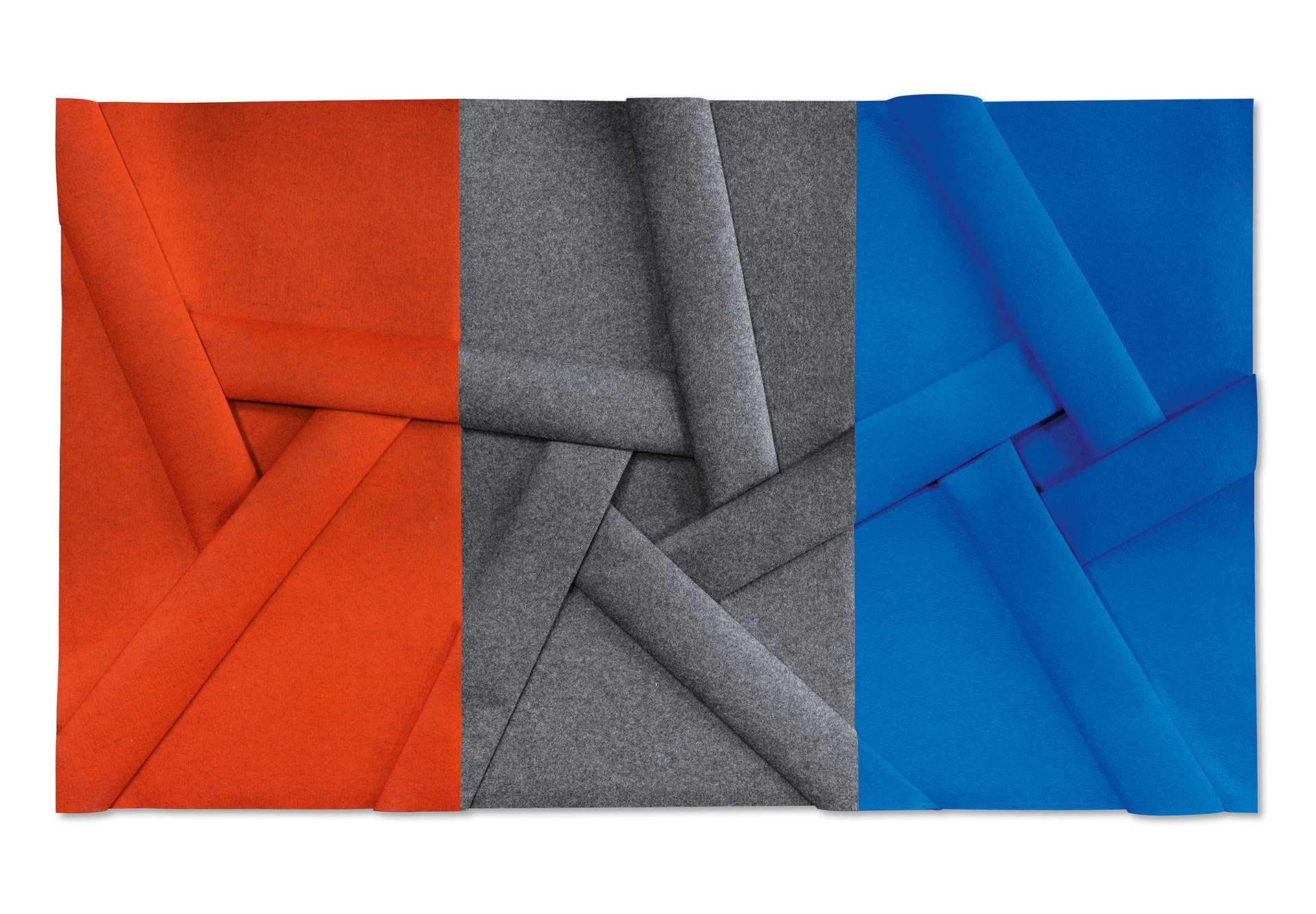 "Triptychon Dreieck, Fünfeck, Quadrat (FOR6+FGM6+FBLC6)" - 2018, Filz orange, grau meliert, cyanblau gefaltet, 3-teilig, 128 x 213 cm