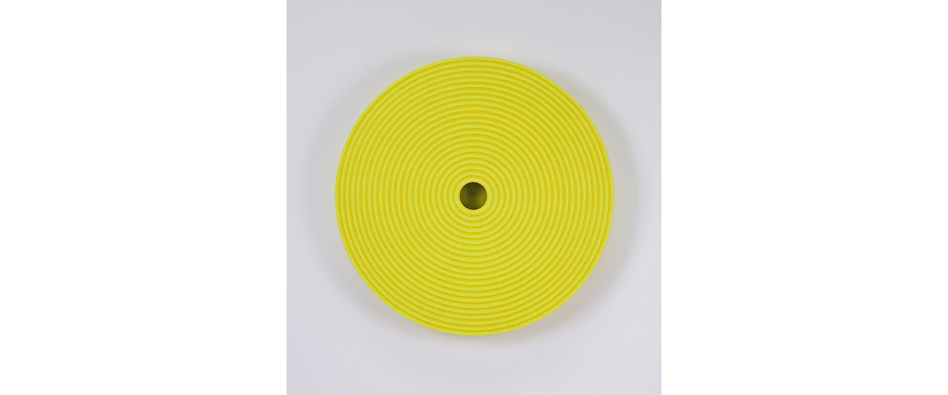 Reinhard Wöllmer, Struktur radial (leuchtgelb, gelb) – 2017, Papiermaché, eingefärbt, Acryl, Farbstift, D. 52 x 5,5 cm