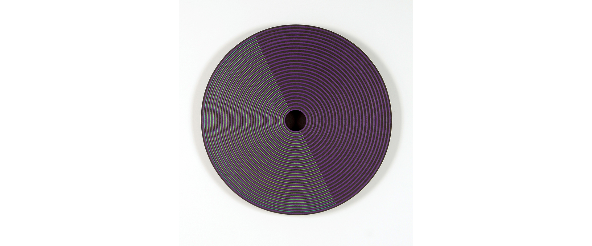 Reinhard Wöllmer, Struktur radial (shady schwarz, violett, grün) – 2019-2022, Papiermaché, eingefärbt, Acryl, Farbstift, D. 63 x 5,6 cm