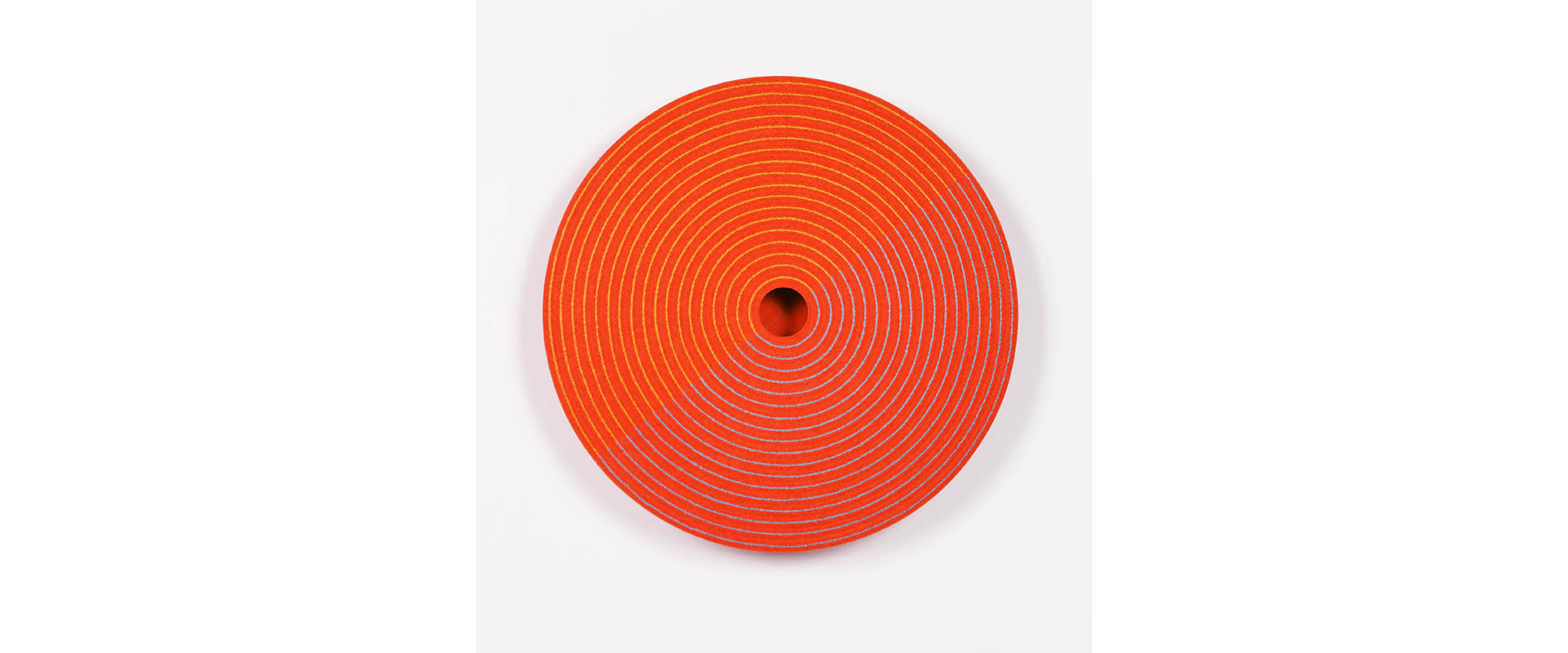 Reinhard Wöllmer, Struktur radial (shady orange, gelb, blau) – 2020, Papiermaché, eingefärbt, Acryl, Farbstift, D. 44,5 x 6 cm