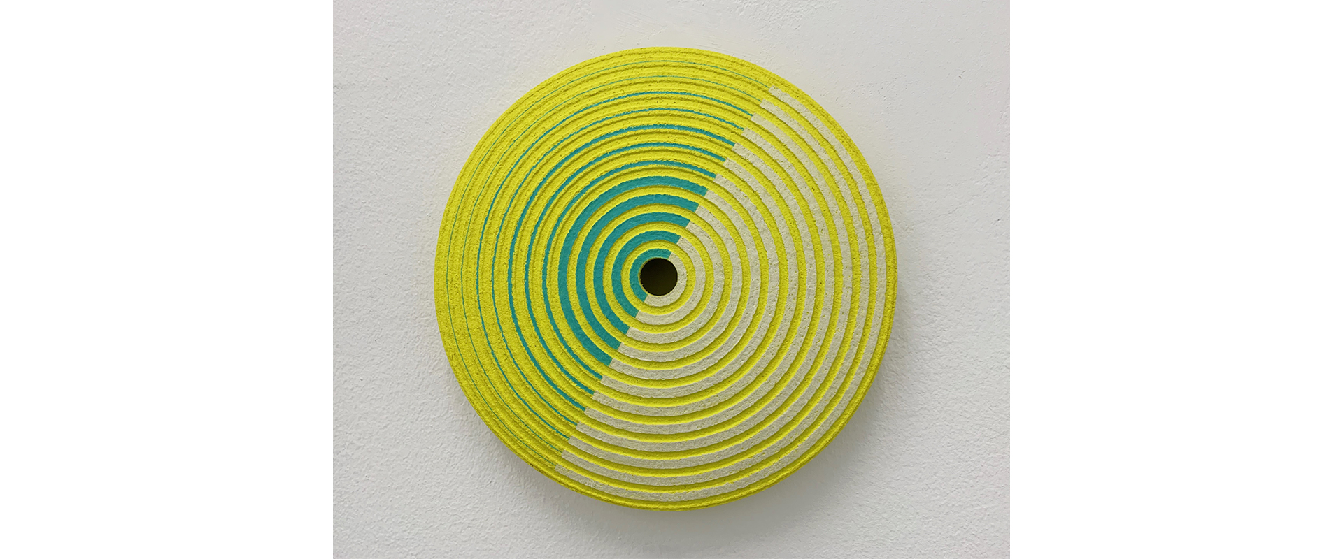 Reinhard Wöllmer, Struktur radial (zitrongelb, blau, weiß) – 2020, Papiermaché, eingefärbt, Acryl, Farbstift, D. 29 x 3,5 cm, 3/10 Ex.