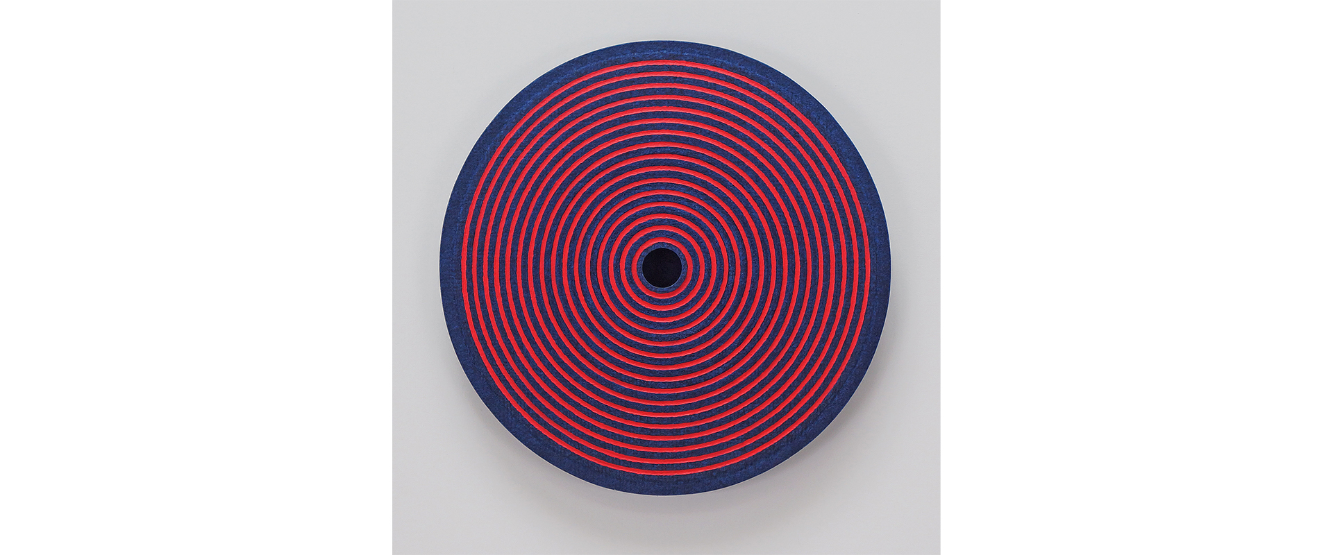 Reinhard Wöllmer, Struktur radial (shady miloriblau, magenta) – 2021, Papiermaché, eingefärbt, Acryl, Farbstift, D. 41,5 x 4 cm