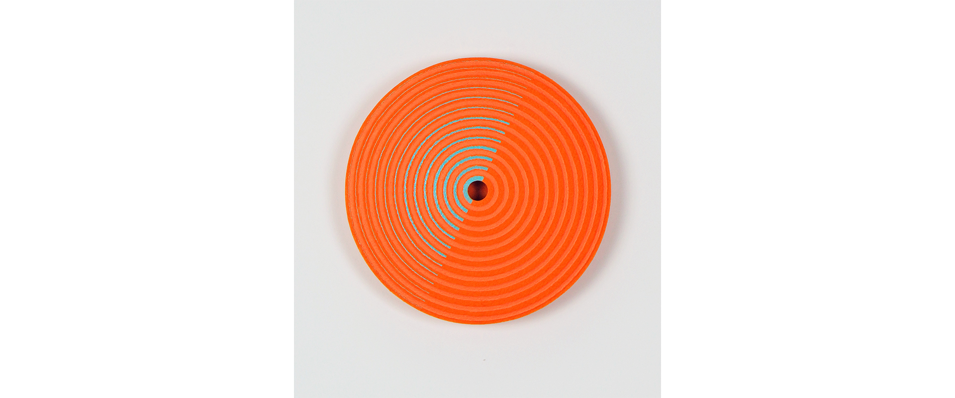 Reinhard Wöllmer, Struktur radial (orange, leuchtrosa, blau) – 2022, Papiermaché, eingefärbt, Acryl, Farbstift, D. 29 x 3,5 cm, 8/9 Ex.