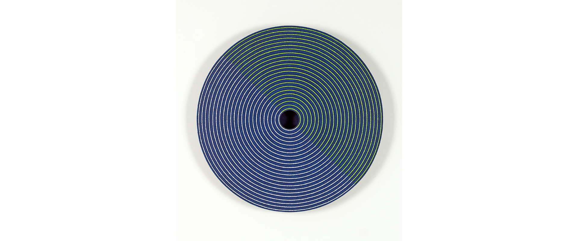 Reinhard Wöllmer, Struktur radial (shady miloriblau, hellgrün, weiß) – 2022, Papiermaché, eingefärbt, Acryl, Farbstift, D. 55 x 5,5 cm