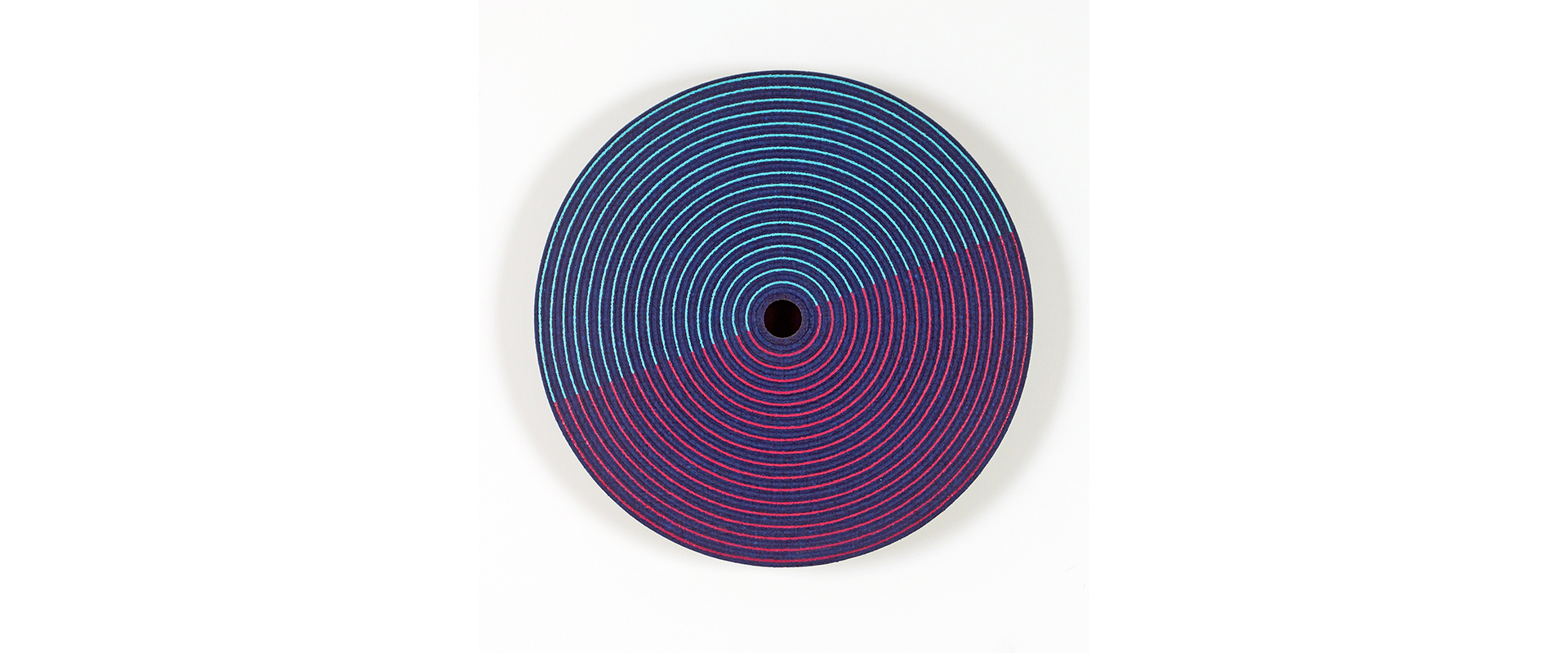 Reinhard Wöllmer, Struktur radial (shady miloriblau, manganblau, fuchsiarot) – 2022, Papiermaché, eingefärbt, Acryl, Farbstift, D. 44 x 5 cm