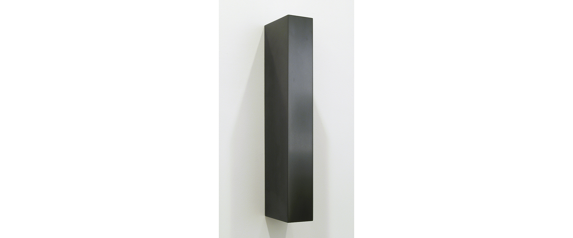 Untitled (Asymmetrical Vertical Bar) - 2007, gepresster Graphitstaub, gebrannt und poliert, 52,7 x 7,6 x 13,6 cm