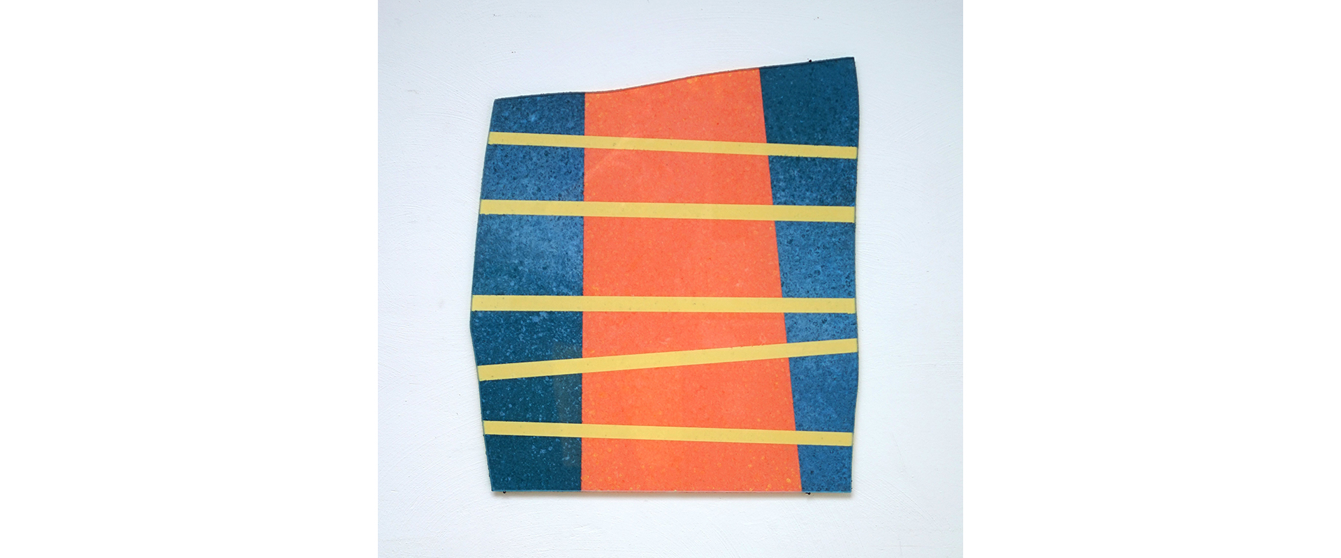 Raphael Grotthuss, „Flächen_10092020“ – 2020, gesprühte Flachs-Fasern, Pigment, Weißglas, 64 x 57 cm