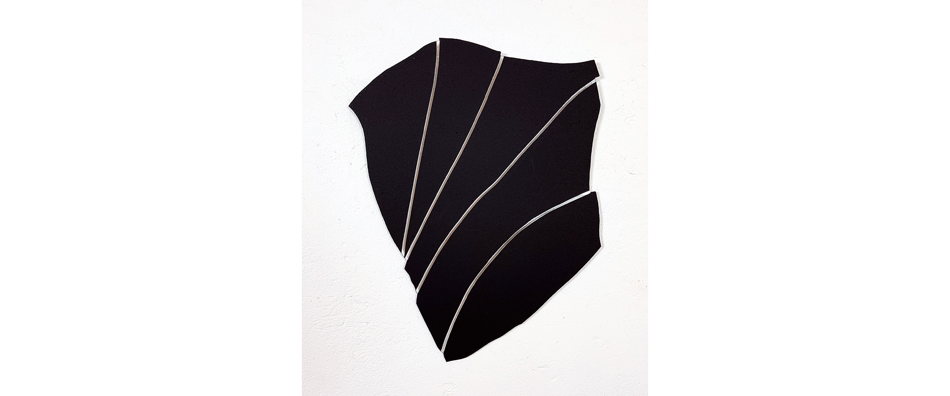 Raphael Grotthuss, „90x77_03032023“ – 2023, gesprühte Flachs-Fasern, Pigment, Weißglas, 90 x 70 cm