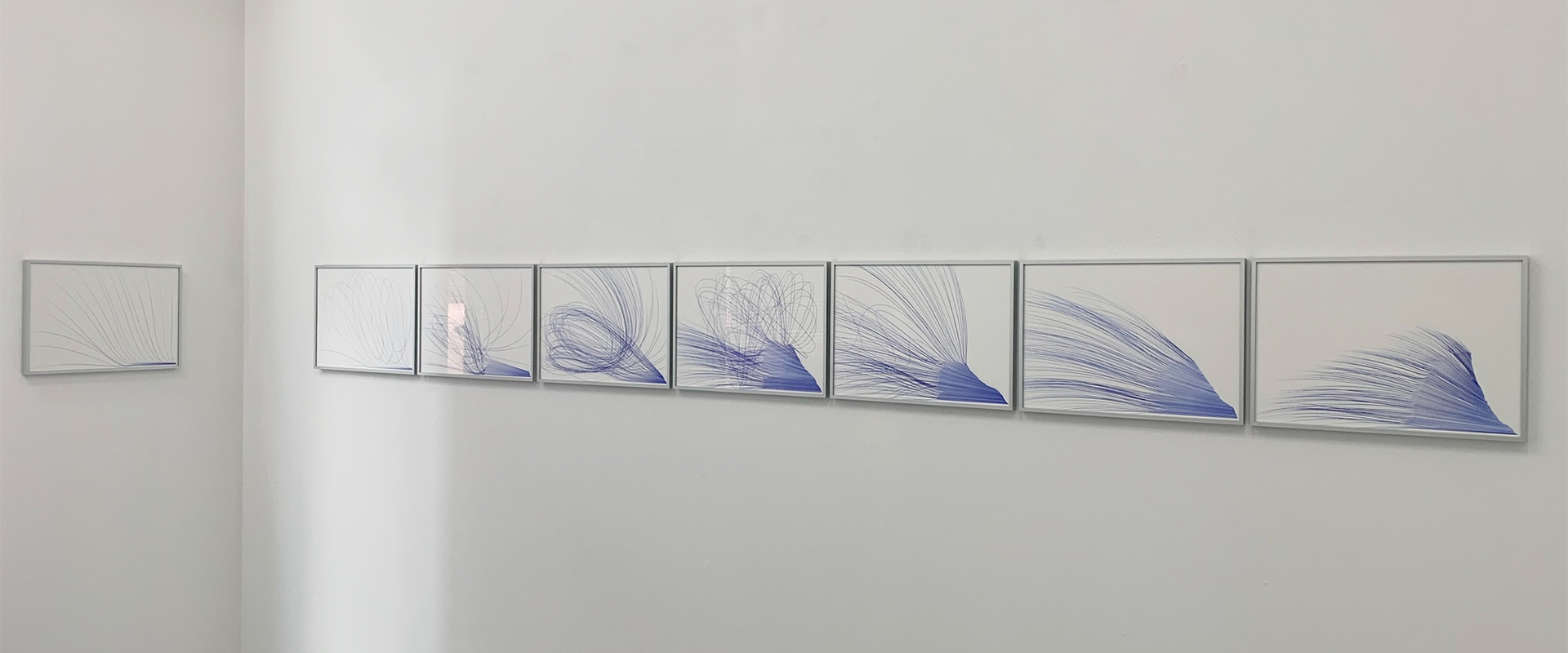 Marile Holzner, o.T. (2. Schwungserie) – 2023, Kugelschreiber auf Papier, je 27,9 x 42 cm, 8-teilig.