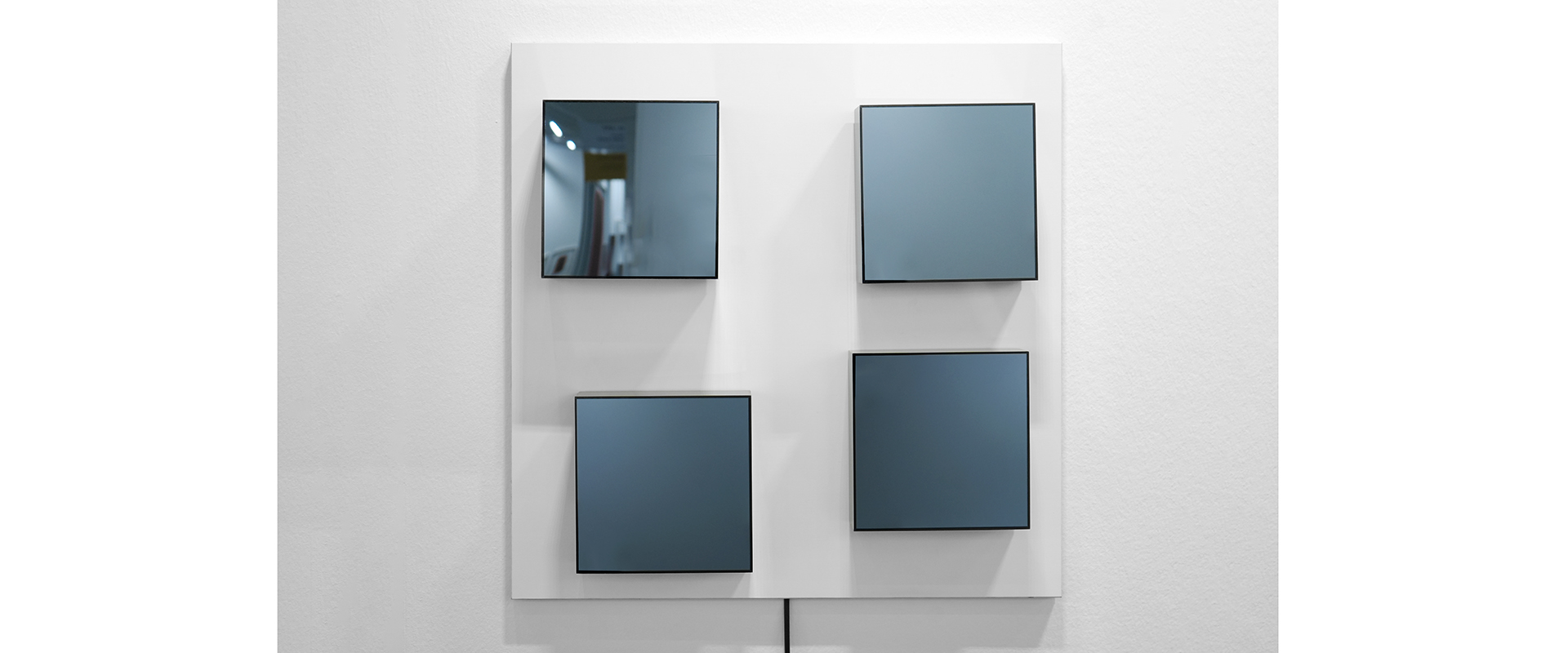 Pfeifer & Kreutzer, 4 ROTATIONEN IN ANTHRAZIT SPIEGEL AUF WEISS – 2023, kinetisches Objekt, Holz, Motoren, 65 x 65 x 12 cm