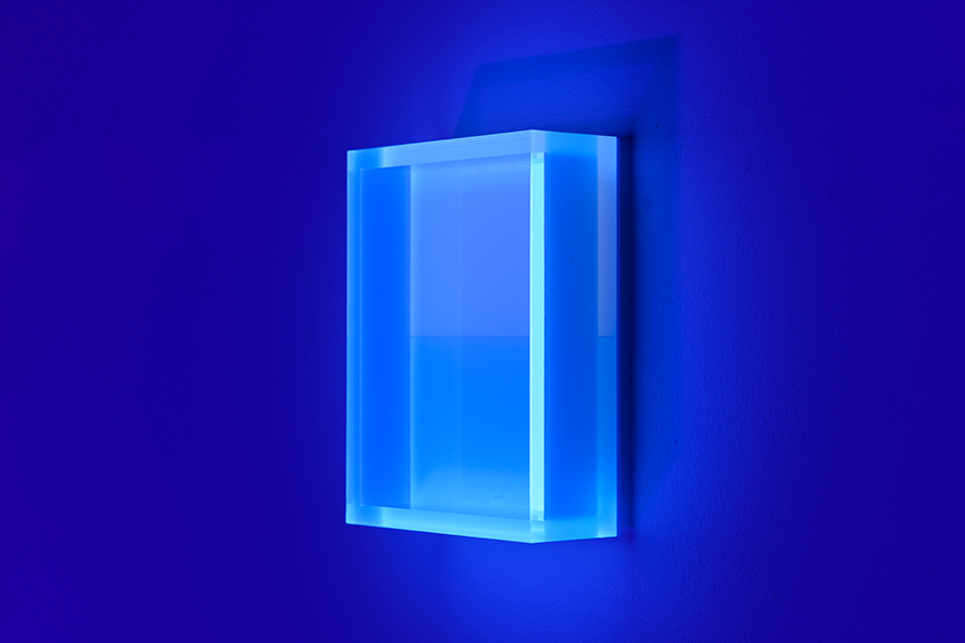 „colormirror soft double satin turquoise munich“ - 2023 Acrylglas fluoreszierend, 18 x 14 x 6 cm.