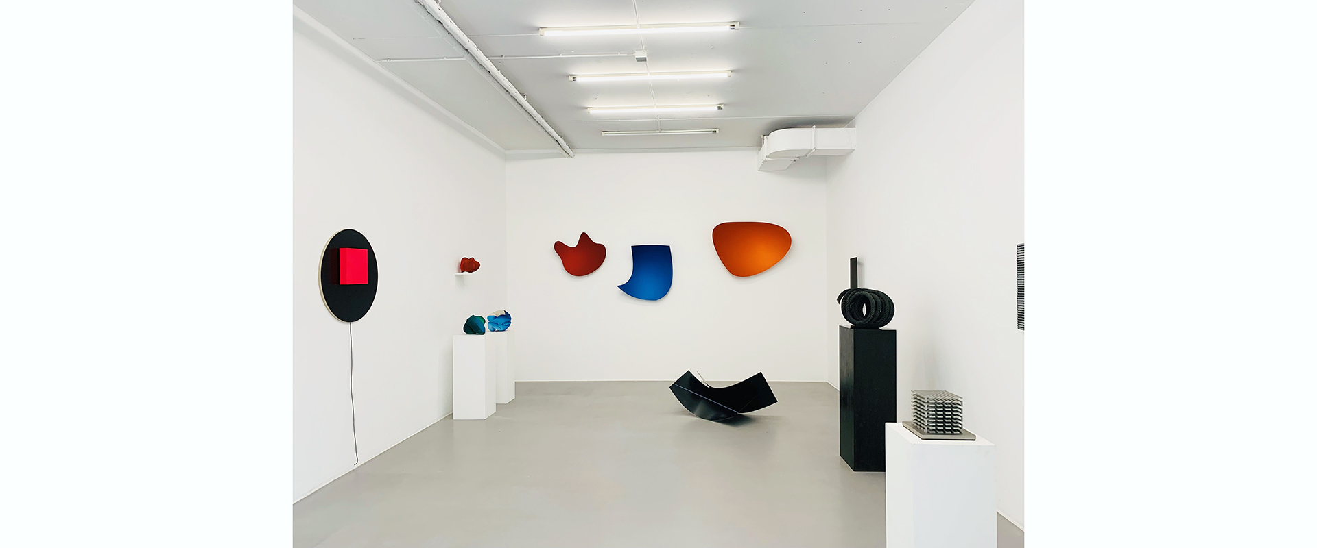 Ausstellungsansicht "In Good Shape. Shaped Canvases & Metals", Galerie Renate Bender 2024
