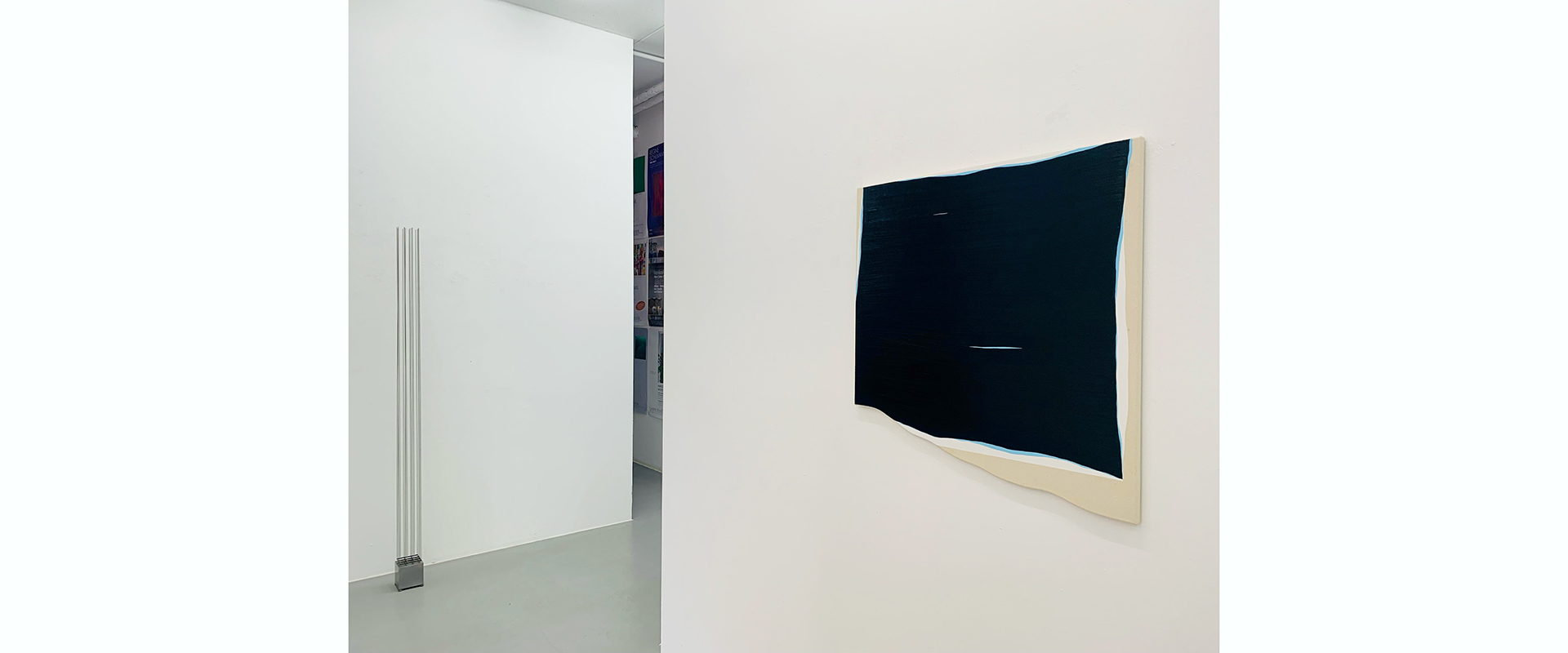 Ausstellungsansicht "In Good Shape. Shaped Canvases & Metals", Galerie Renate Bender 2024