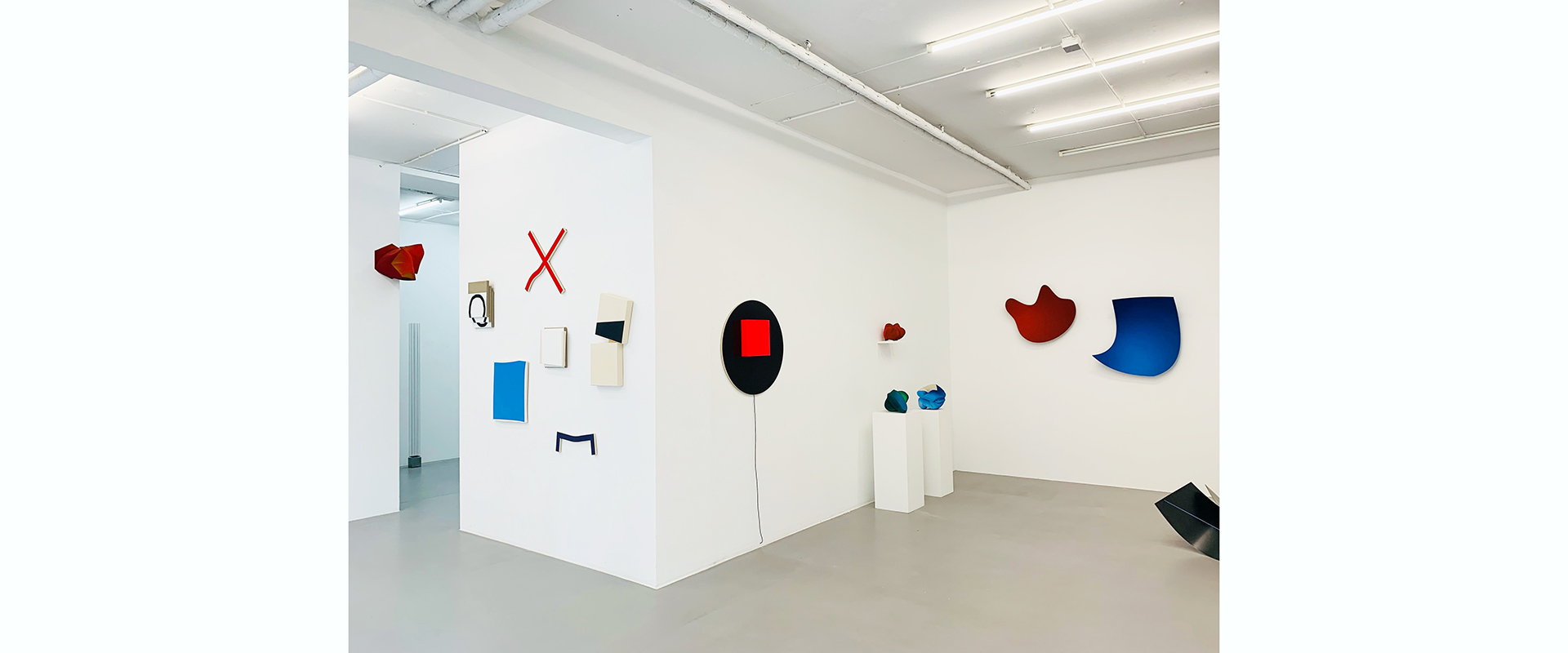 Ausstellungsansicht "In Good Shape. Shaped Canvases & Metals", Galerie Renate Bender 2024