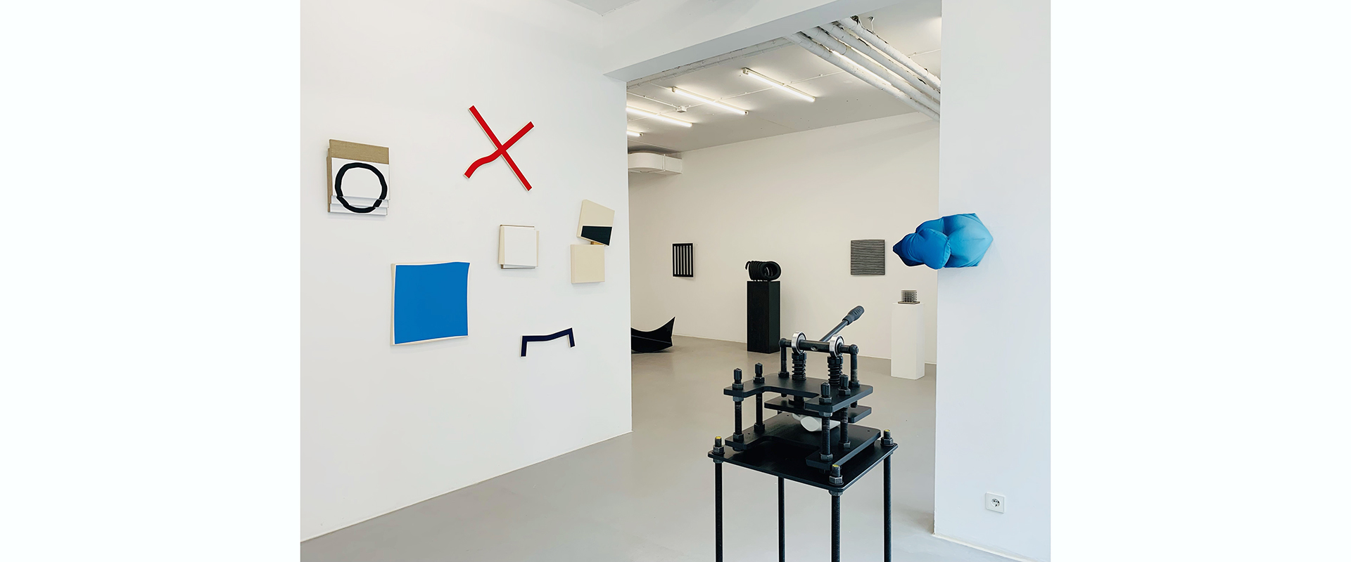 Ausstellungsansicht "In Good Shape. Shaped Canvases & Metals", Galerie Renate Bender 2024