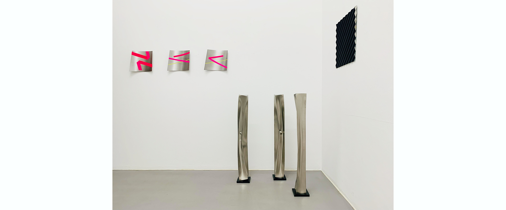 Ausstellungsansicht "In Good Shape. Shaped Canvases & Metals", Galerie Renate Bender 2024