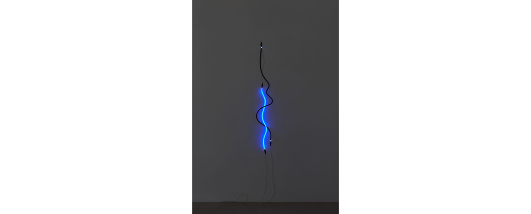 Jan van Munster, "Hanging Brainwave" - 2022, schwarzes und blaues Glas, Argon, Transformator, 165 x 26 cm
