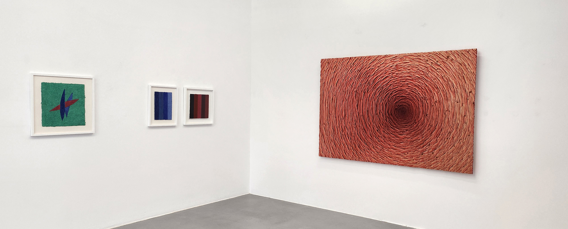 Ausstellungsansicht "MATERIAL UND STRUKTUR II. Helmut Dirnaichner, Alfred Haberpointner, Martin Lehmer", Galerie Renate Bender 2025