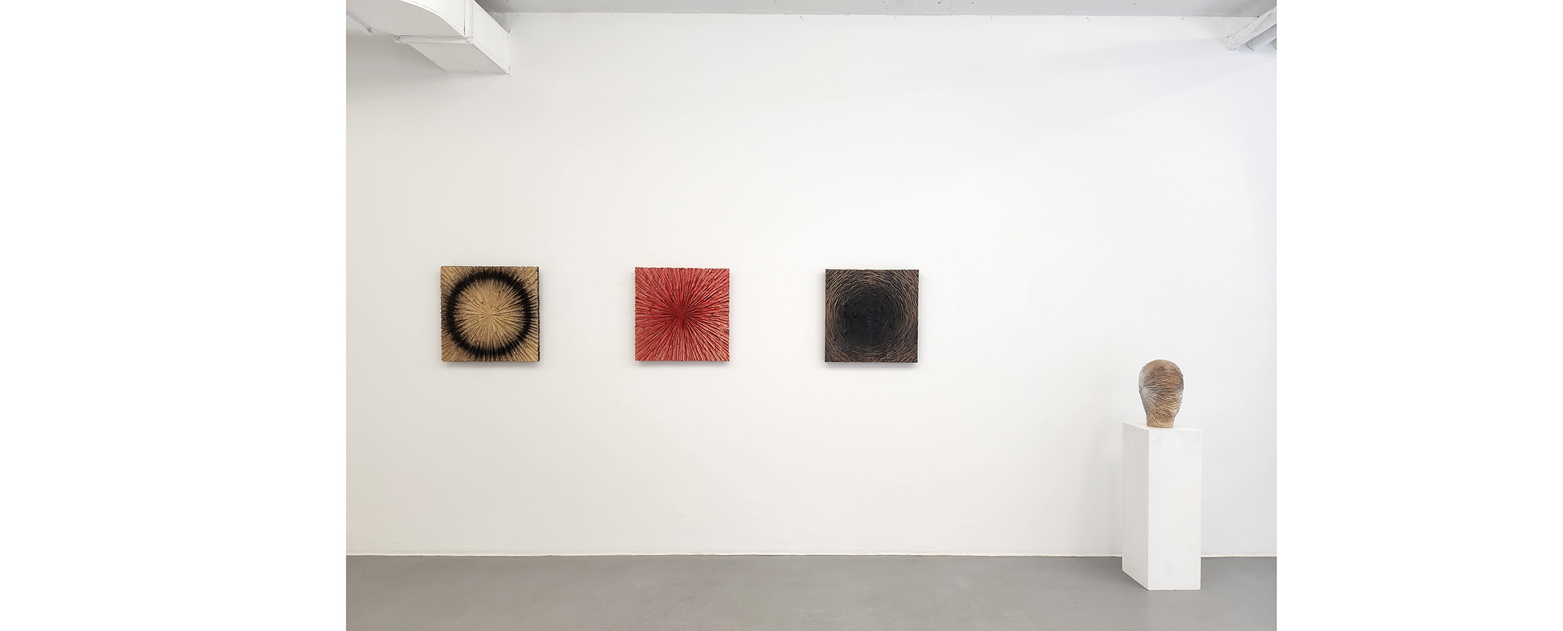 Ausstellungsansicht "MATERIAL UND STRUKTUR II. Helmut Dirnaichner, Alfred Haberpointner, Martin Lehmer", Galerie Renate Bender 2025