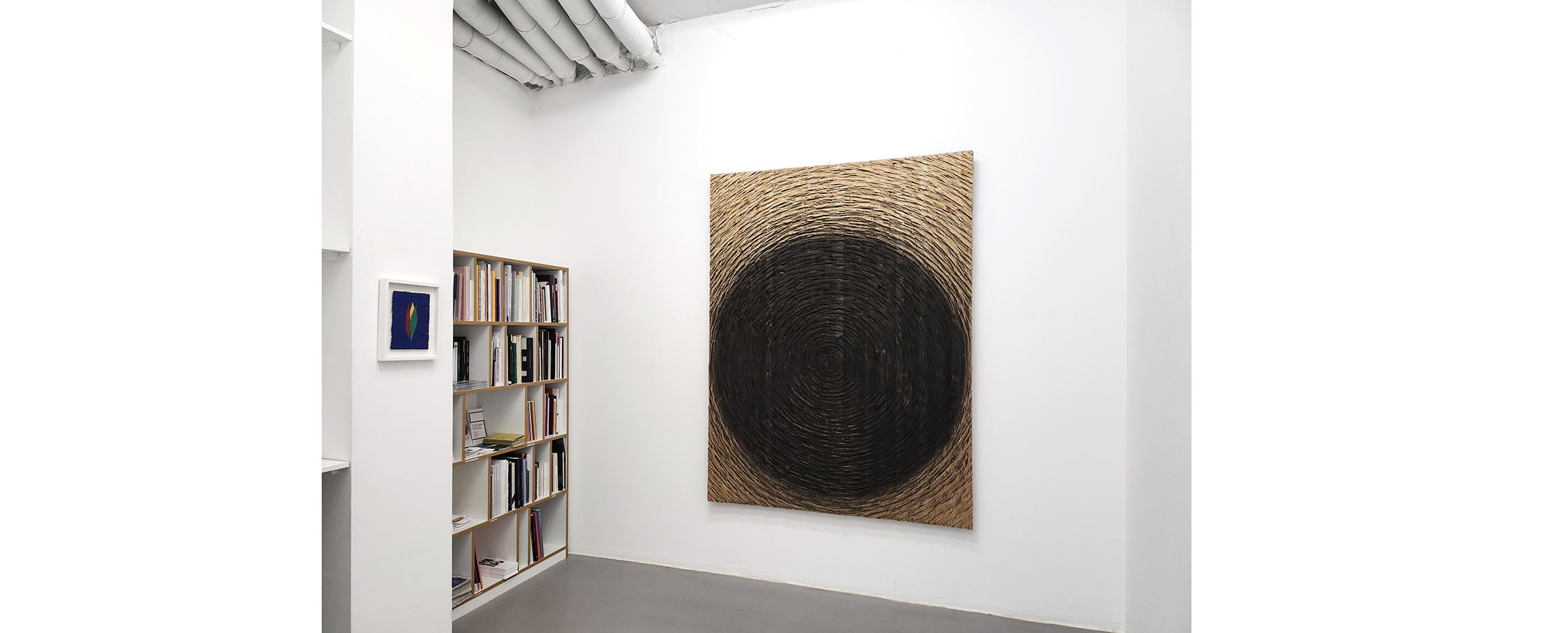 Ausstellungsansicht "MATERIAL UND STRUKTUR II. Helmut Dirnaichner, Alfred Haberpointner, Martin Lehmer", Galerie Renate Bender 2025