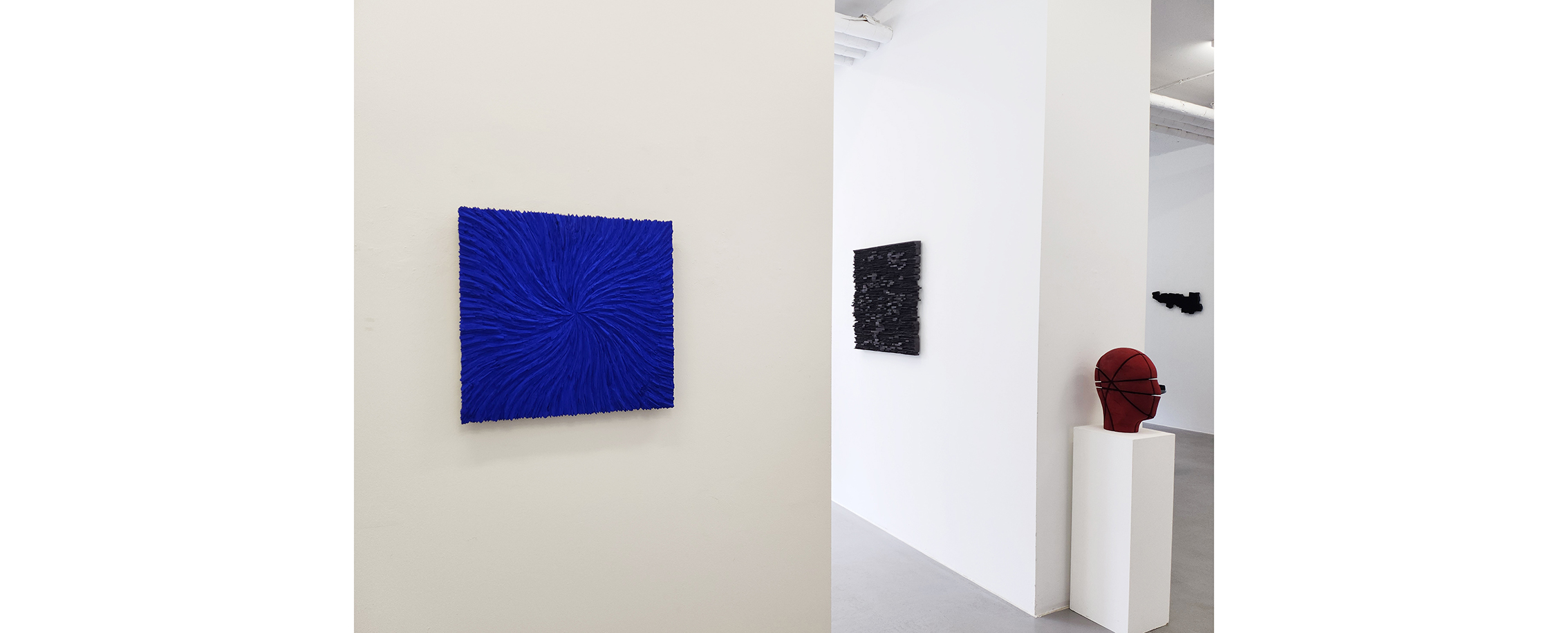 Ausstellungsansicht "MATERIAL UND STRUKTUR II. Helmut Dirnaichner, Alfred Haberpointner, Martin Lehmer", Galerie Renate Bender 2025