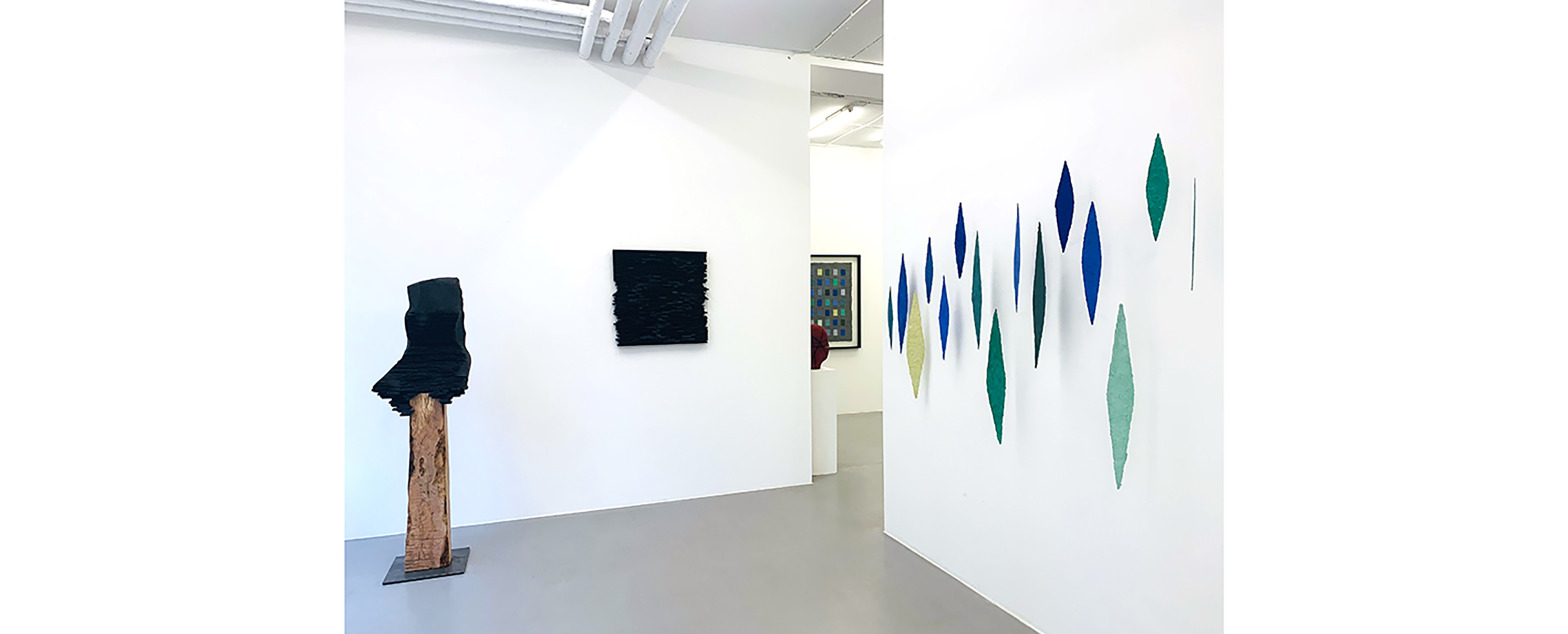 Ausstellungsansicht "MATERIAL UND STRUKTUR II. Helmut Dirnaichner, Alfred Haberpointner, Martin Lehmer", Galerie Renate Bender 2025