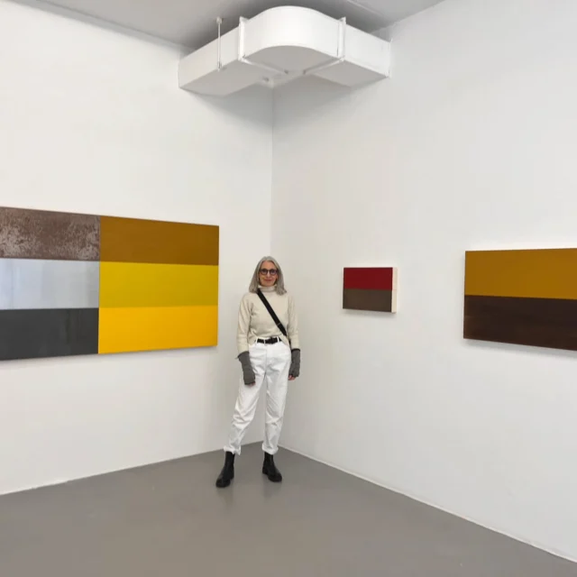Maria Lalić in our current exhibition "six women concrete".
Behind her you can see works from her series "colours and metals" and "landscape paintings".

"six women concrete", exhibition at Galerie Renate Bender, Munich, ending on May 10th, 2025

#galeriebender #marialalić