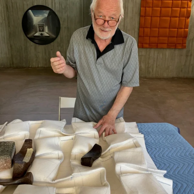 Künstlerkooperation:

Peter Weber faltet eine Arbeit seines italienischen Kollegen Andrea Vizzini.
Zu sehen ist das fertige Werk ab Sonntag, 4. Mai 2025 in der Ausstellung
„Incontro Aureo. Peter Weber - Andrea Vizzini“ im Museo Simon Benetton in Treviso, Italien.

Vernissage: Sonntag, 4. Mai 2025, 16 Uhr
Ausstellungsdauer vom 4. Mai bis 4. Juni 2025

Museo Simon Benetton
via L. Pagani Cesa, 10
31100 Treviso
info@maestrosimonbenetton.com
https://maestrosimonbenetton.com

Wir freuen uns auf Ihren Besuch!

PS: Ab 15. Mai sind Peter Webers Faltungen in der Galerie Renate Bender in München zu sehen in der Ausstellung „ZWEI POSITIONEN KONKRET. Marcello Morandini und Peter Weber“.